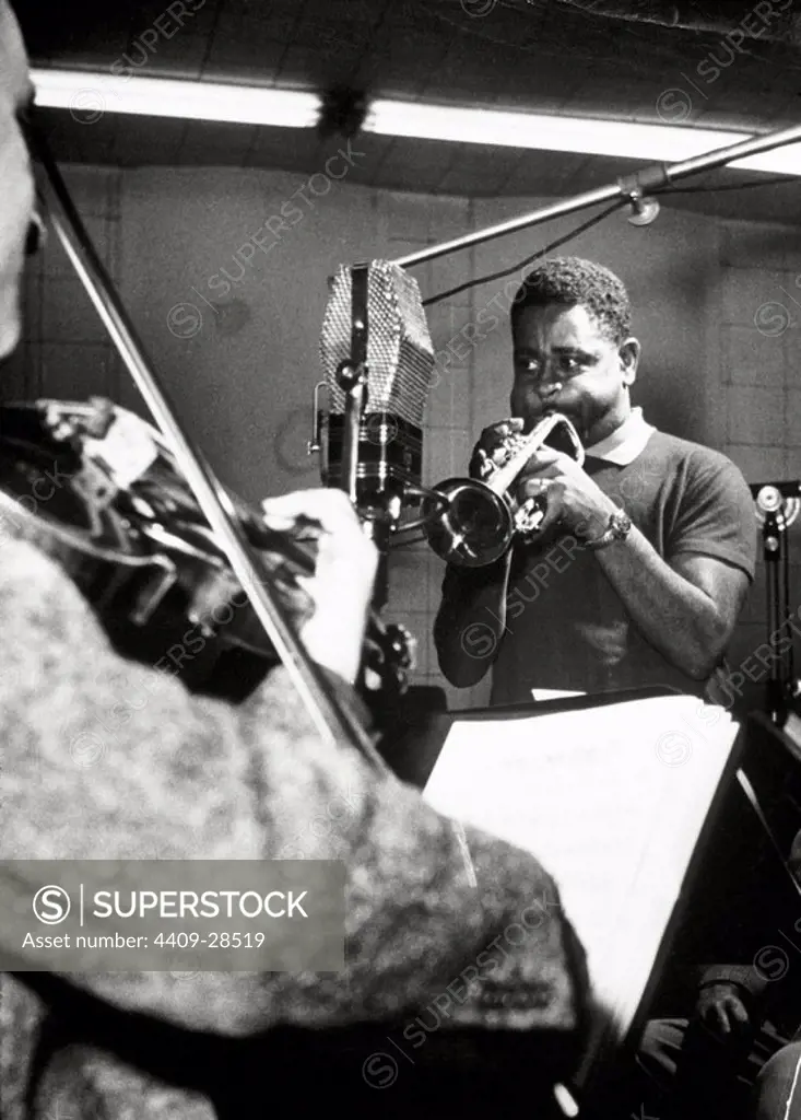 Dizzy Gillespie en un estudio de grabacion.