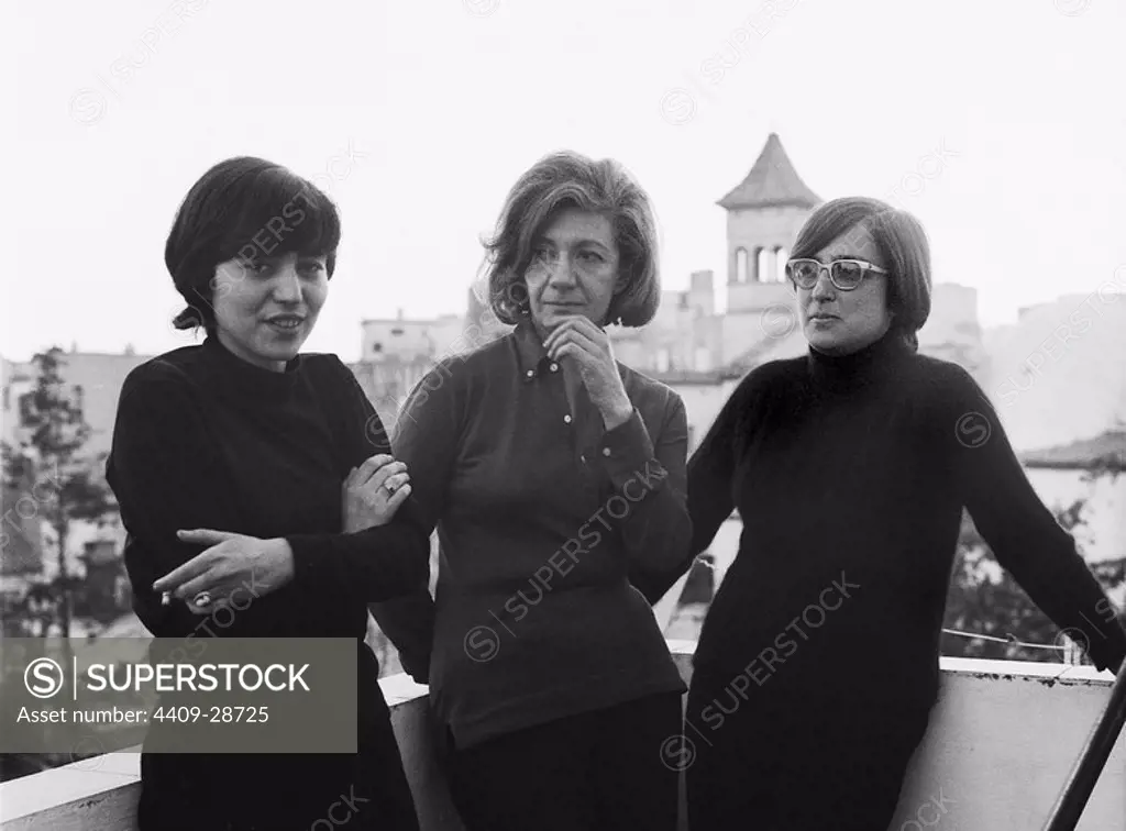 Las escritoras españolas Ana María Moix y Esther Tusquets, en la casa de Sitges de su compañera y escritora, Ana María Matute, el mes de febrero de 1970.