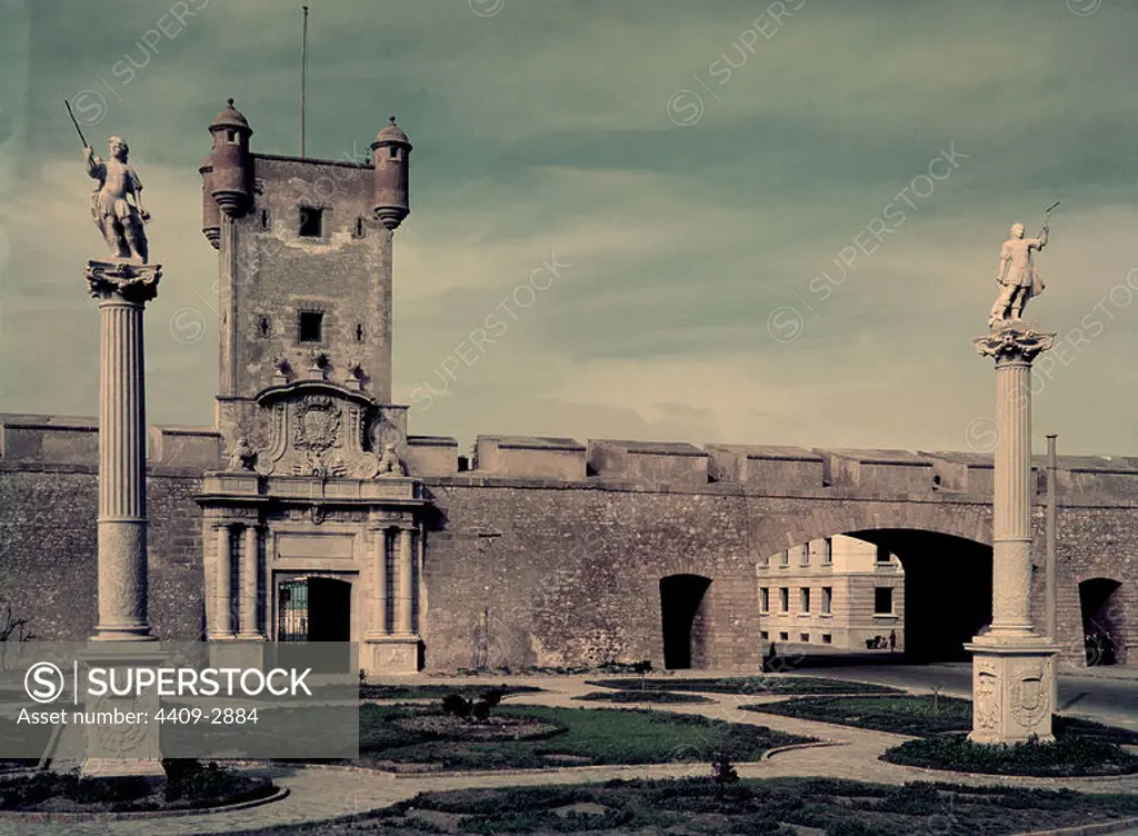 PUERTA DE TIERRA EN LA PLAZA DE LA VICTORIA. FOTOGRAFIA TOMADA EN 1954. Location: Puerta de Tierra. SPAIN.