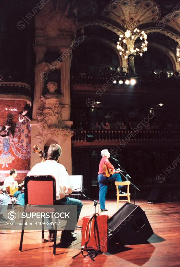 Raimon. Cantautor valenciano. Actuación en el Palau de la Música, Barcelona. Mayo-Junio de 1997.