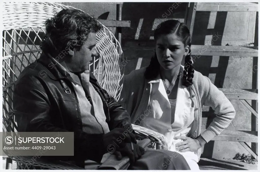 El escritor español Juan Marsé junto a la actriz española Cristina Marsillach, durante el rodaje de "Últimas tardes con Teresa" en septiembre de 1983.