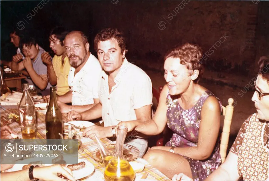 El escritor español Juan Marsé con su mujer Joaquina Hoyas cenando en la localidad de l'Arboç (Cataluña) con el escritor Jaime Gil de Biedma.