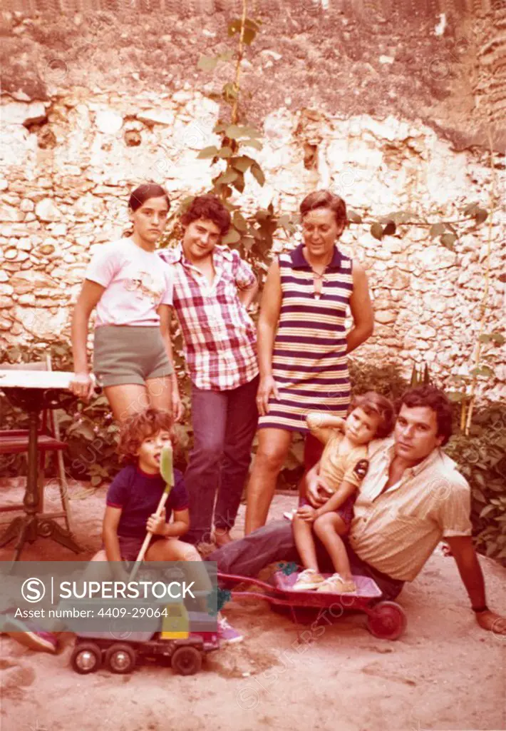 El escritor español Juan Marsé con su mujer Joaquina Hoyas y sus hijos en la localidad de l'Arboç (Cataluña) en 1973.