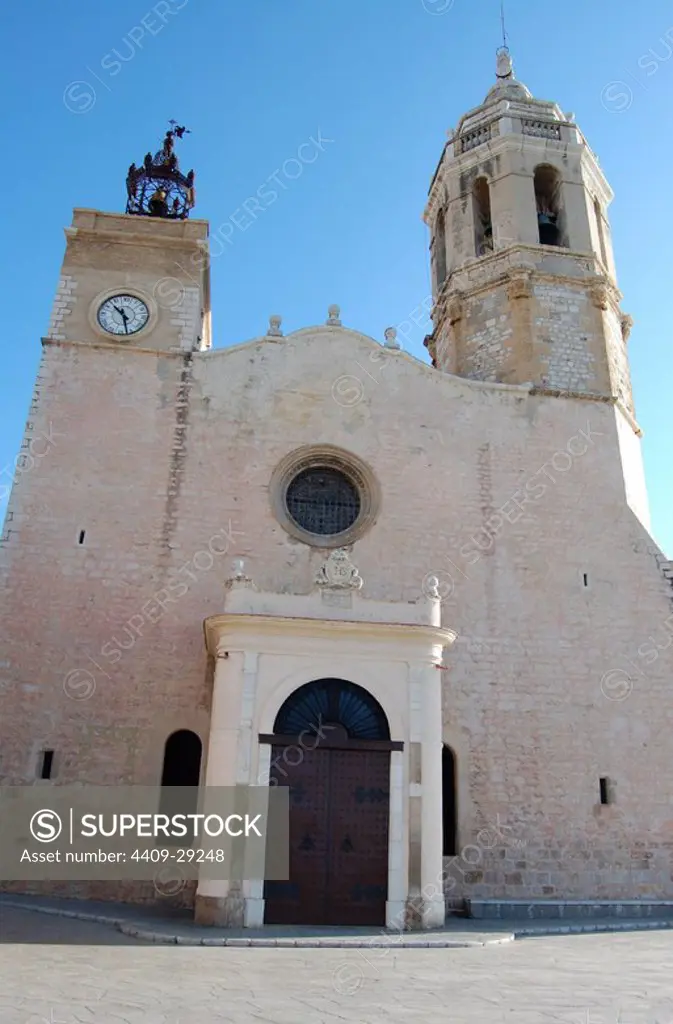 La Iglesia de San Bartolomé y Santa Tecla, patrona de Sitges, situada en la Plaza del Ayuntamiento, en el lugar conocido como Baluart, al final del Paseo de la Ribera.
