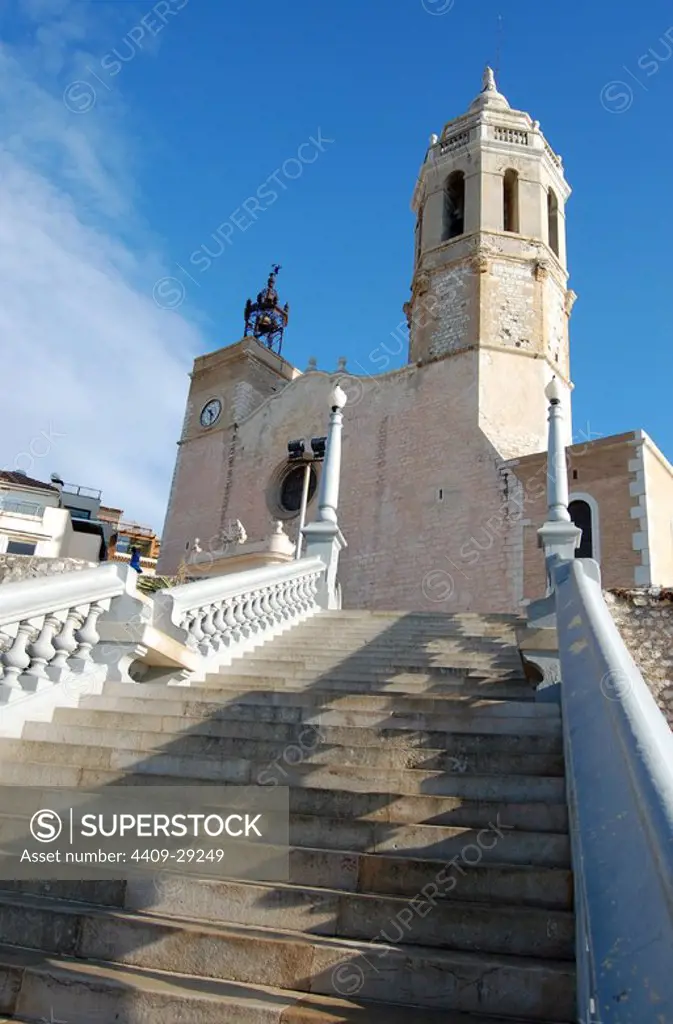 La Iglesia de San Bartolomé y Santa Tecla, patrona de Sitges, situada en la Plaza del Ayuntamiento, en el lugar conocido como Baluart, al final del Paseo de la Ribera.