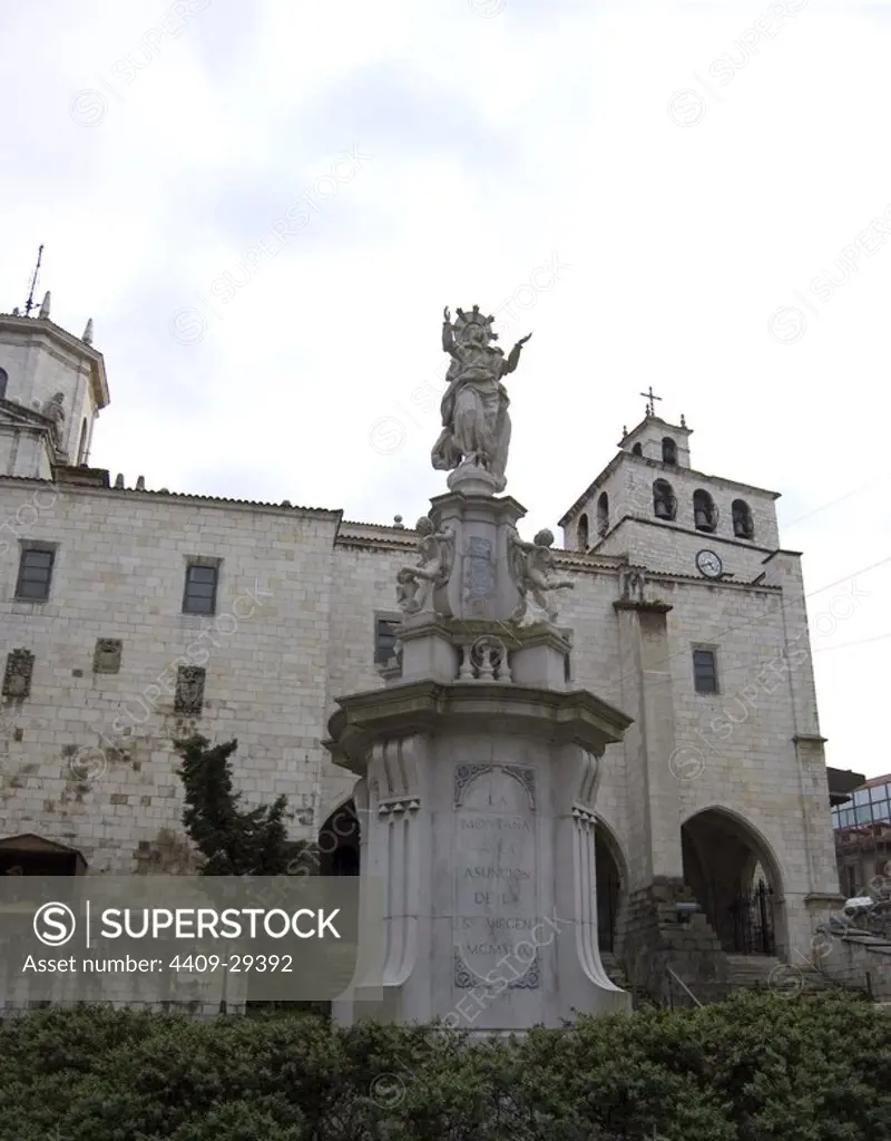 Estatua de la montaña a la asuncion de la santisima virgen, delante de la catedral de Santander, Santander.