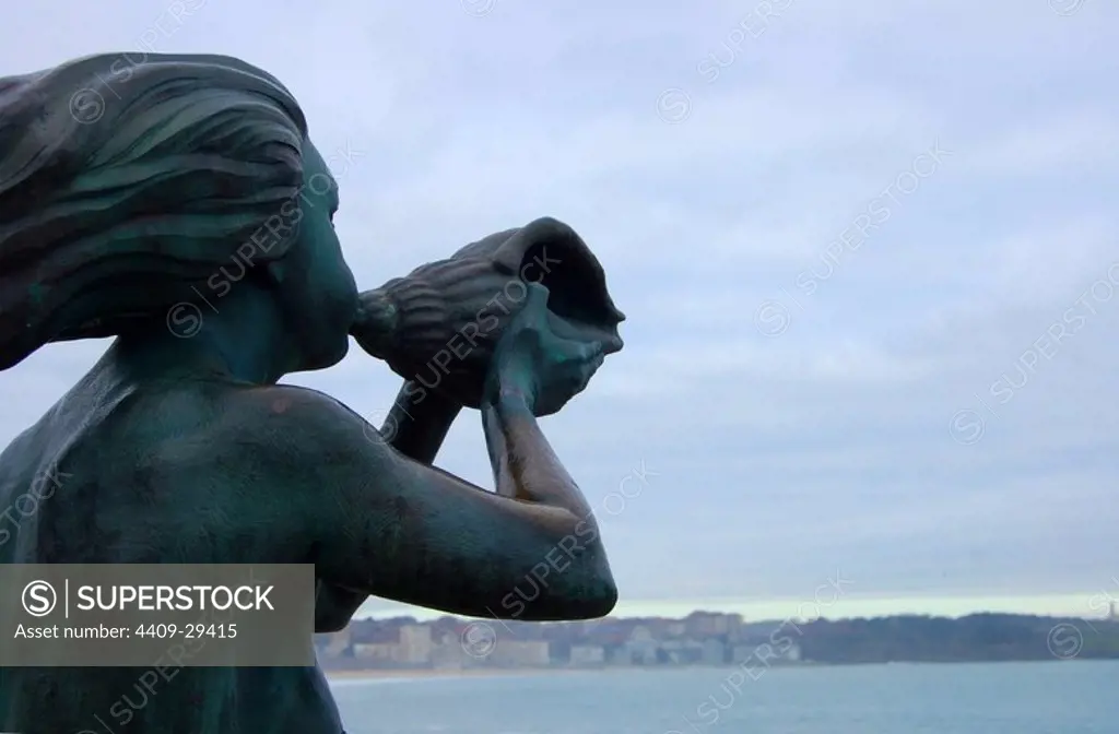 Estatua de sirena, península de la Magdalena, Santander.