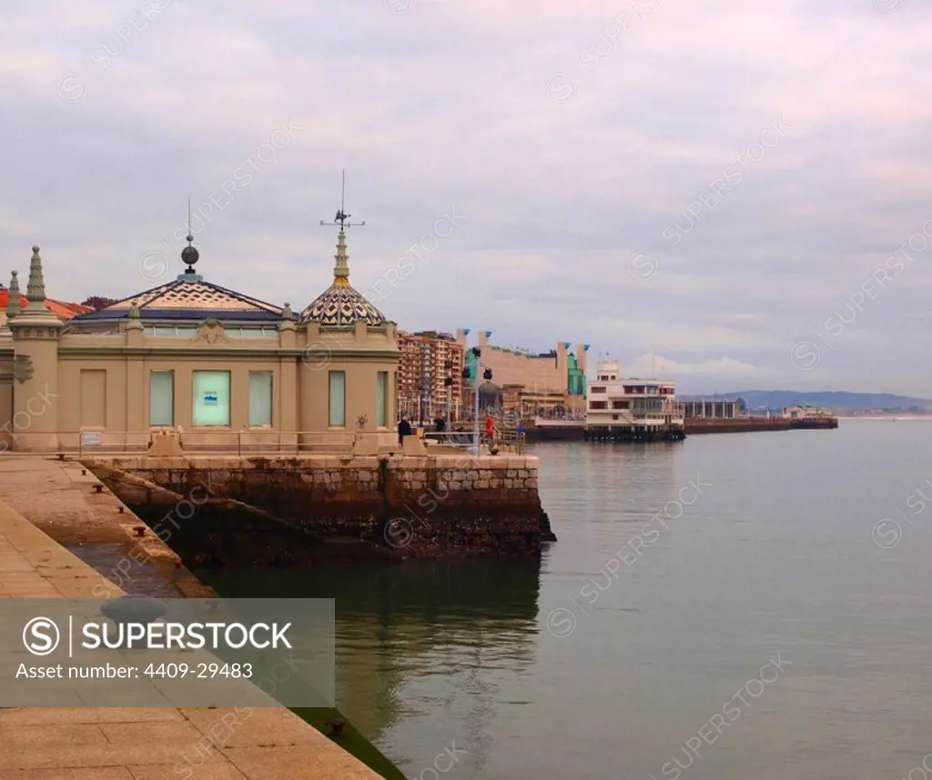 Palacete del Embarcadero, construido en 1920 por el arquitecto Javier Gonzalez de Riancho. Paseo maritimo cerca de los jardines Pereda, Santander.