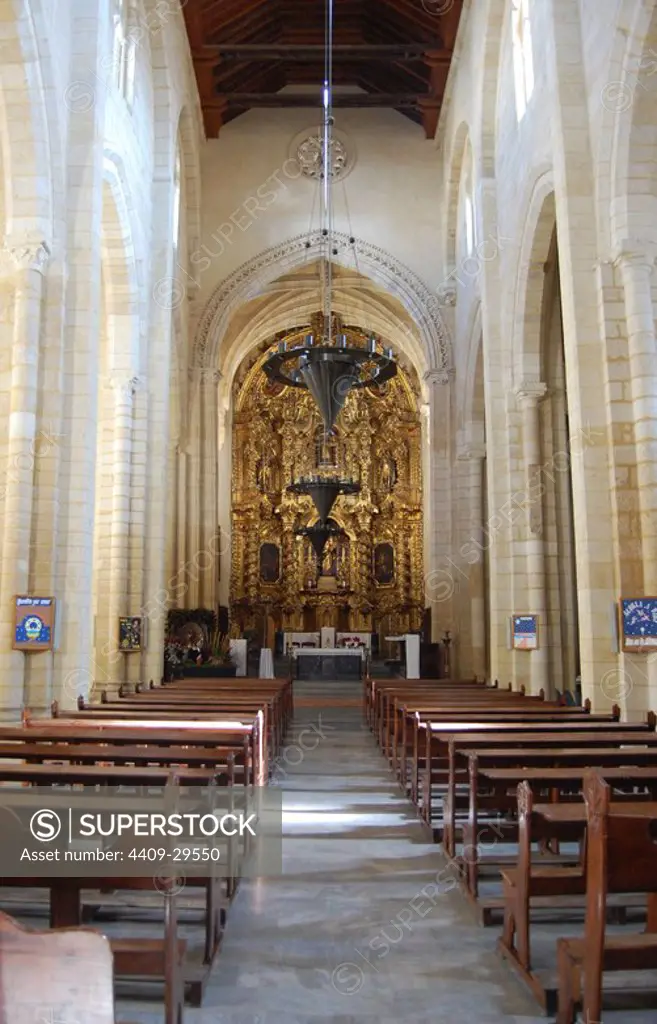 Interior de la Iglesia de San Pedro fundada por Fernando III en 1236, En 1542 se construye una nueva portada principal por Hernán Ruiz II. Cordoba.