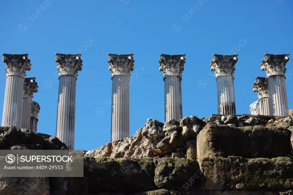 Templo romano, columnas. templo pseudoperptero, hexstilo y de orden corintio para el culto imperial construido entre el 54 al 96 d.c. Calle Capitulares junto ayuntamiento. Cordoba.