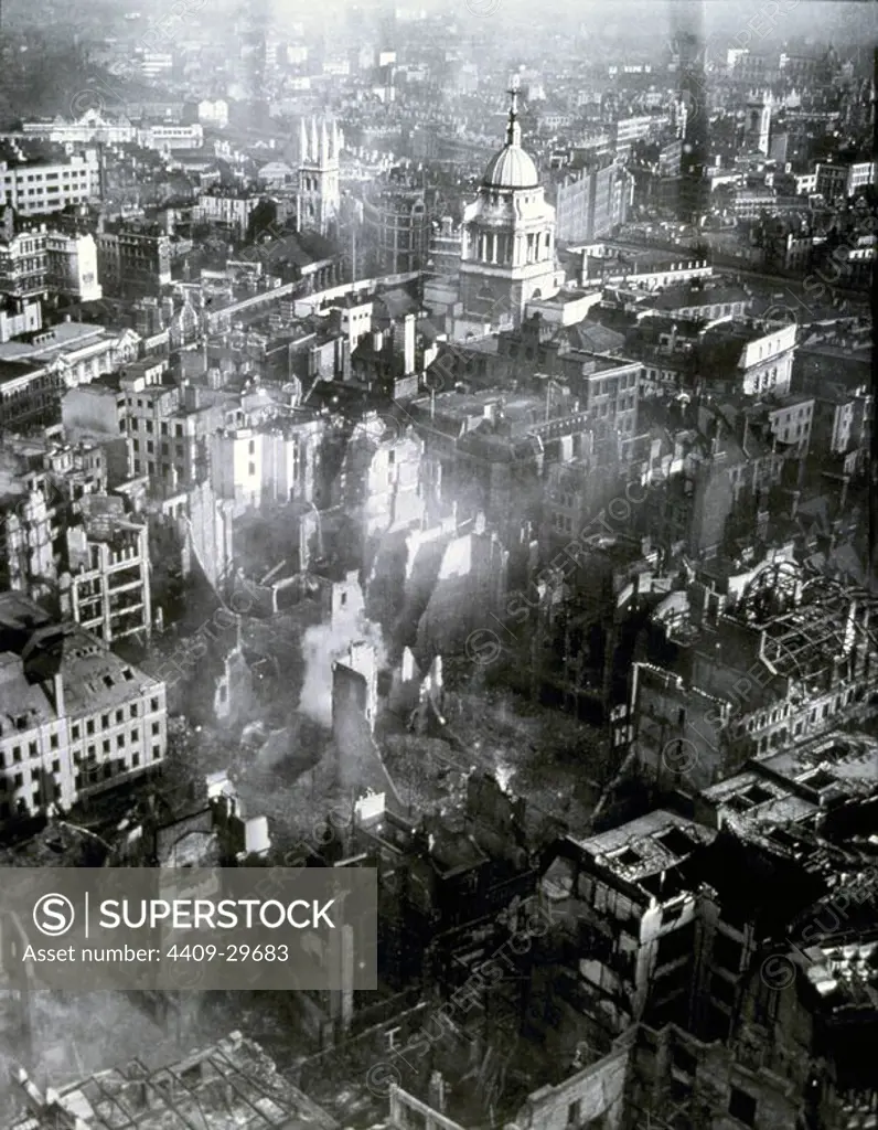 Londres. Catedral de St. Paul entre ruinas. 1941.