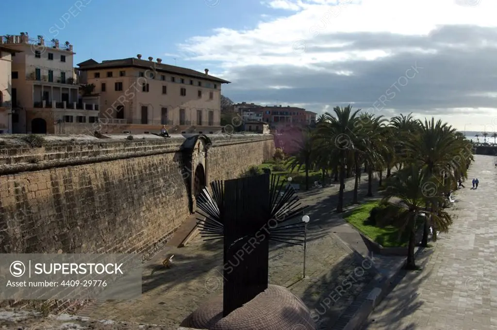 Parc de mar y murallas, Escultura "Gran cercle negre" del escultor Andreu Alfaro. Palma de Mallorca.