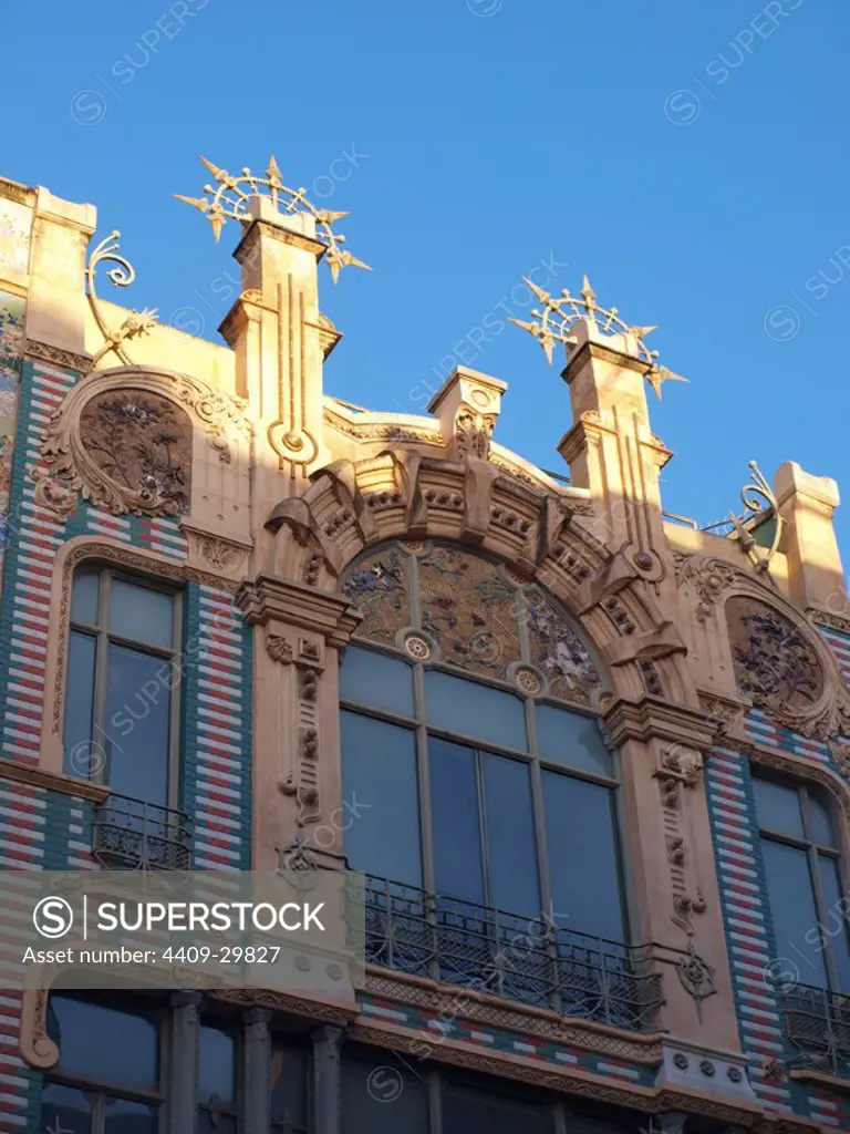 Edificio el Aguila, en la plaza marques del Palmer esquina con la calle de les Monges, modernismo palmesano, Palma de Mallorca.