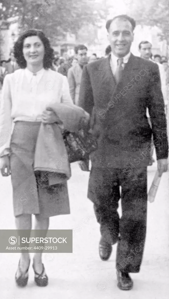 Los padres adoptivos de Juan Marsé, Josep y Berta, paseando por la calle.
