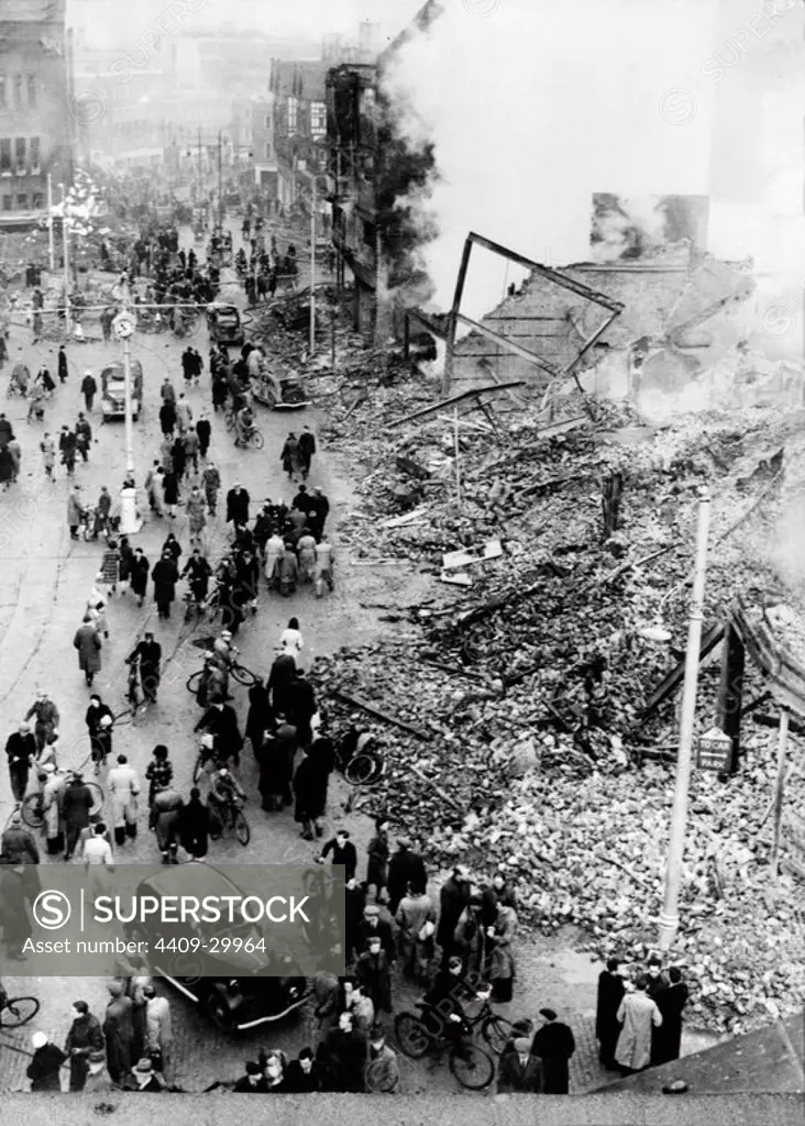 A street in Coventry (England) after a nazi bombardment.