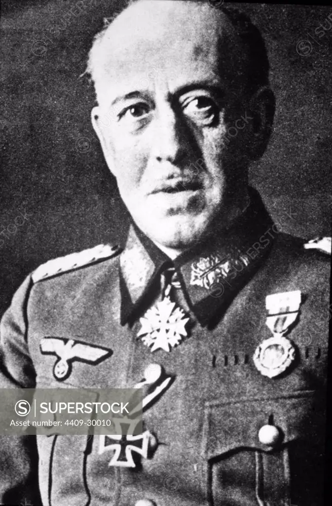 El comandante de la División Azul, General Esteban Infantes, sucesor del teniente general Muñoz Grandes, condecorado con la Cruz de Hierro Alemana. Año 1942.