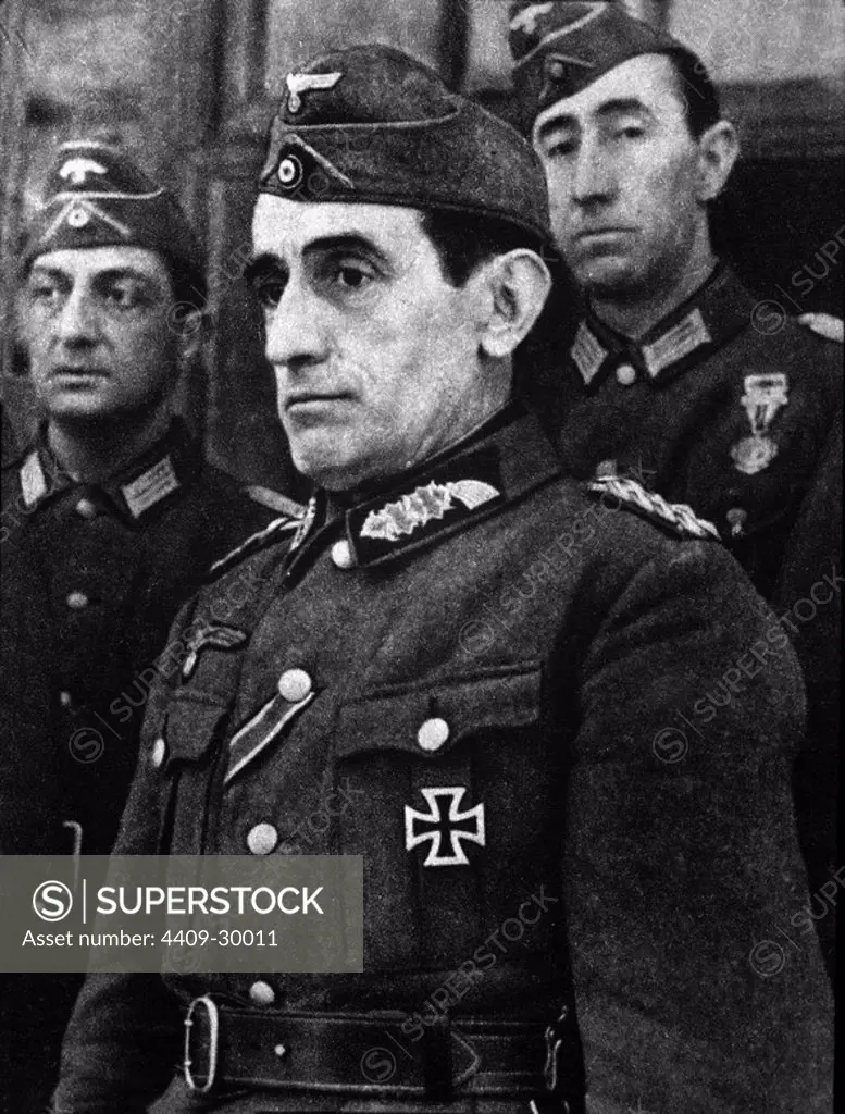 El teniente general Muñoz Grandes, primer comandante de la División Azul, condecorado con la Cruz de Hierro Alemana. Año 1942.