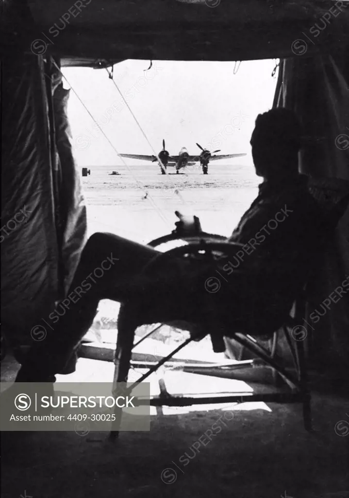Piloto aliado observando su avión en el norte de África.