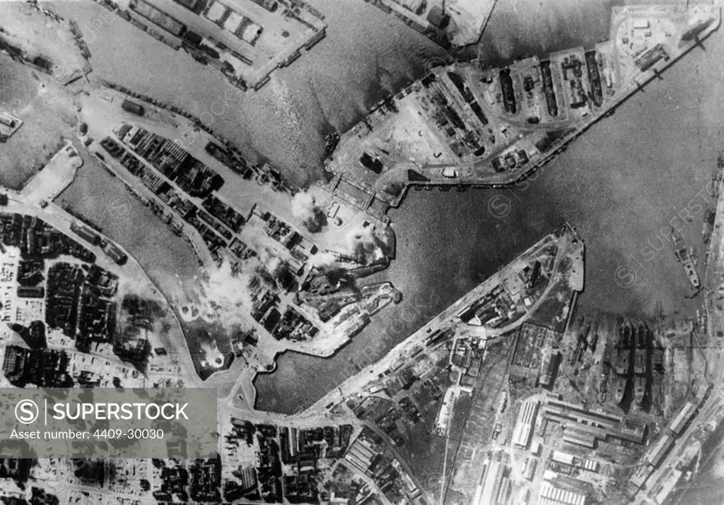 El puerto de Dunkerque (Francia) bombardeado por los aviones de la R.A.F en una misión diurna en mayo de 1942.