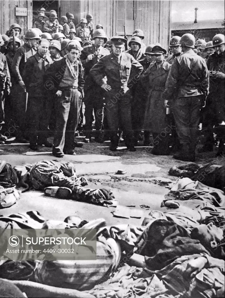 El general Dwight D. Eisenhower contemplando los cadáveres del campo de concentración Ohrdruf, el primero en ser liberado por los aliados.