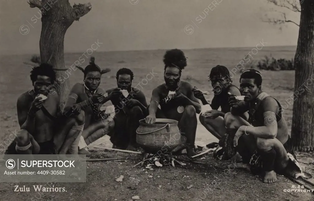 Miembros Guerreros de la étnia Zulú, de Sud-África. Fotografía en blanco y negro.