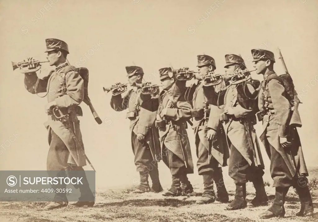 Escuadra de trompetas de infantería del Ejército español en marcha. Fotografía de J. Laurent. Años 1890.