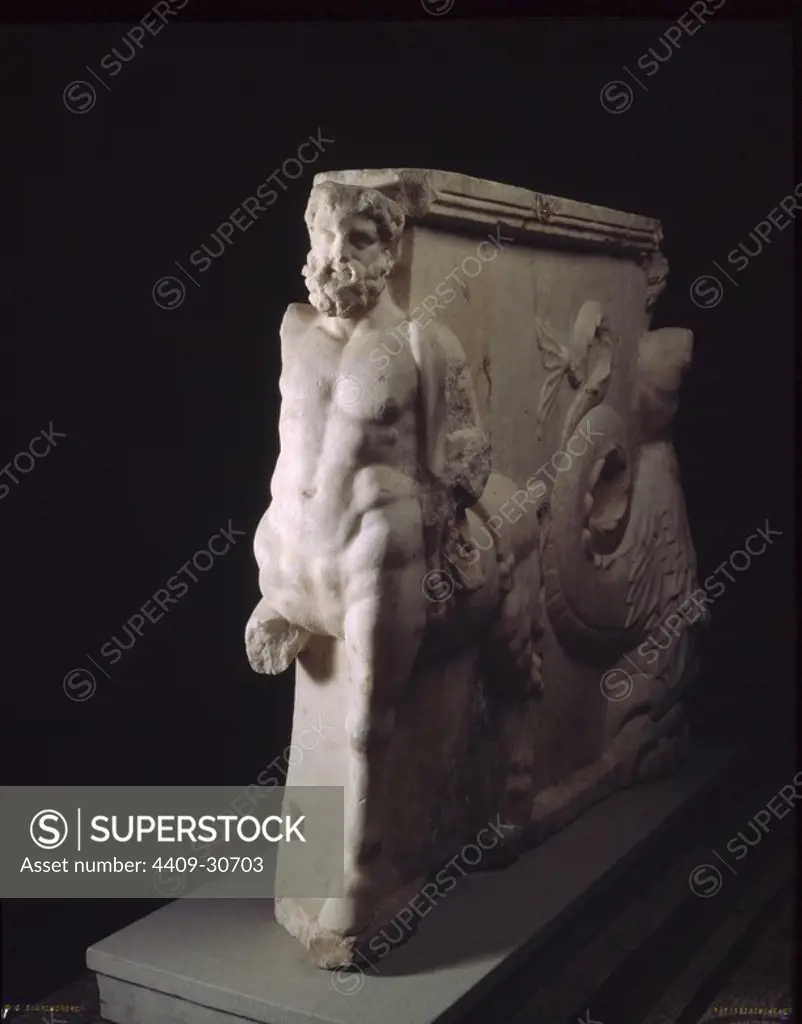 Pie de mesa o trapezóforo, decorado con los relieves de dos seres mitológicos, un centauro y un tritón. Mármol esculpido. Altura: 79 cm. Anchura: 85 cm. S. I d.C. Altoimperial. Museum: MUSEO ARQUEOLOGICO, MADRID, SPAIN.