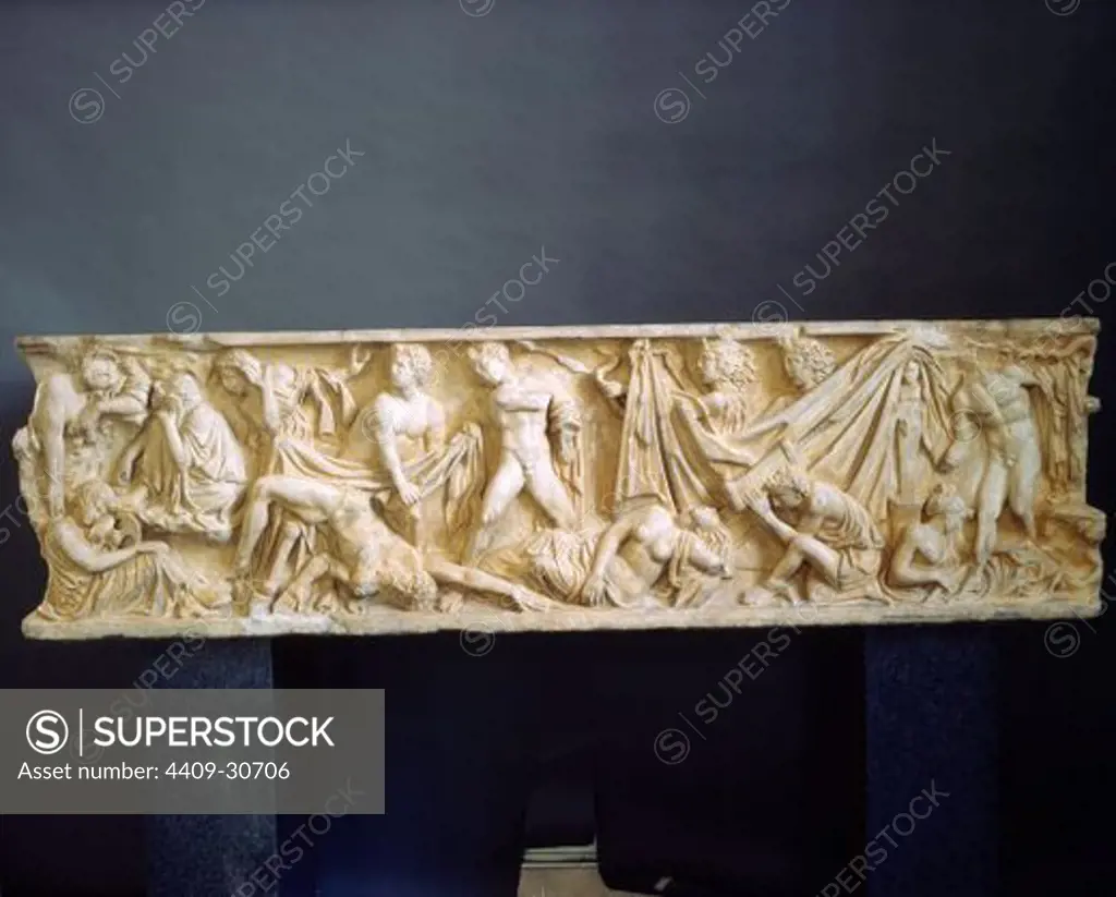 Sarcófago de Husillos. Realizado en un taller de Roma e importado a Hispania, muestra escenas de la leyenda de Orestes. Mármol. S. II d. C. Altura: 57 cm. Longitud: 204 cm. Anchura: 66 cm.