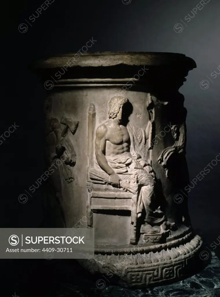 Puteal de la Moncloa. Brocal de pozo en mármol, elemento decorativo de una casa romana. Los relieves representan el nacimiento de Atenea. Siglo I d.C. Altura: 99,5 cm. Diámetro: 84 cm. Museum: MUSEO ARQUEOLOGICO, MADRID, SPAIN.
