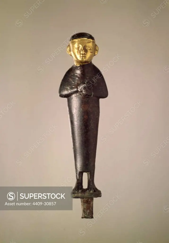 Sacerdote de Cádiz. Figura realizada en bronce, con una máscara de oro aplicada sobre la cara. Siglo VII a.C. Edad de hierro. Museum: MUSEO ARQUEOLOGICO, MADRID, SPAIN.