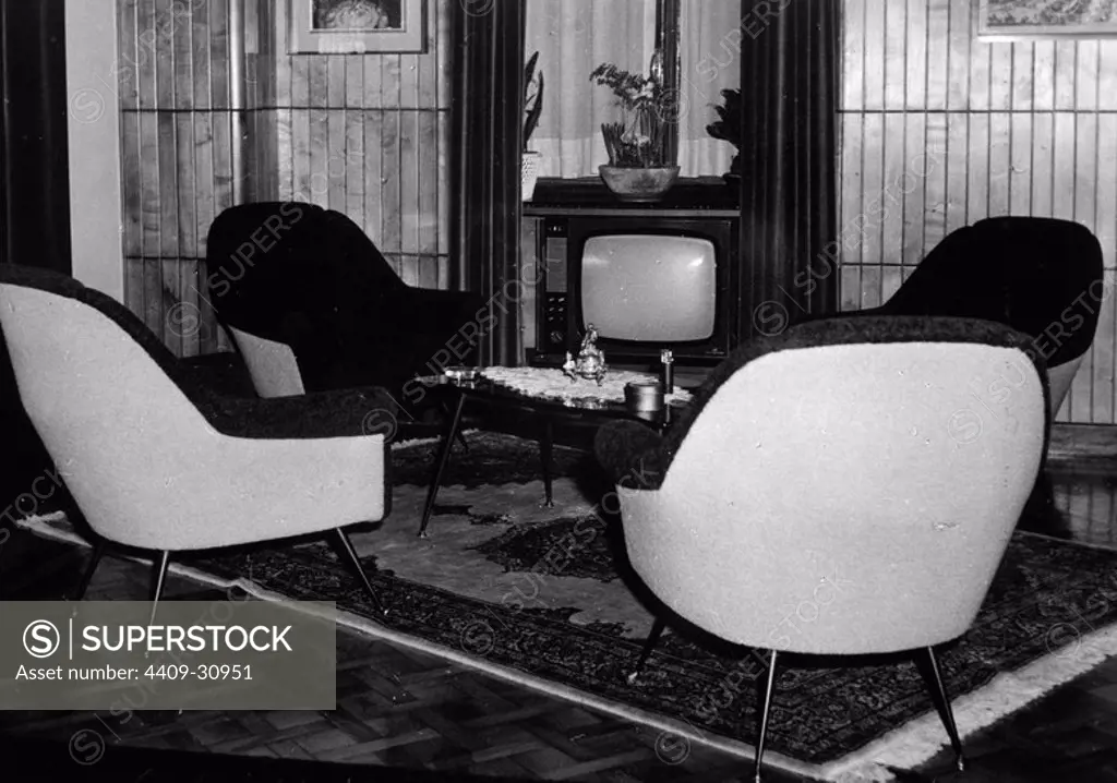 Sala de estar con un aparato de televisión en blanco y negro, primero de los fabricados en España. Años 1958/59.