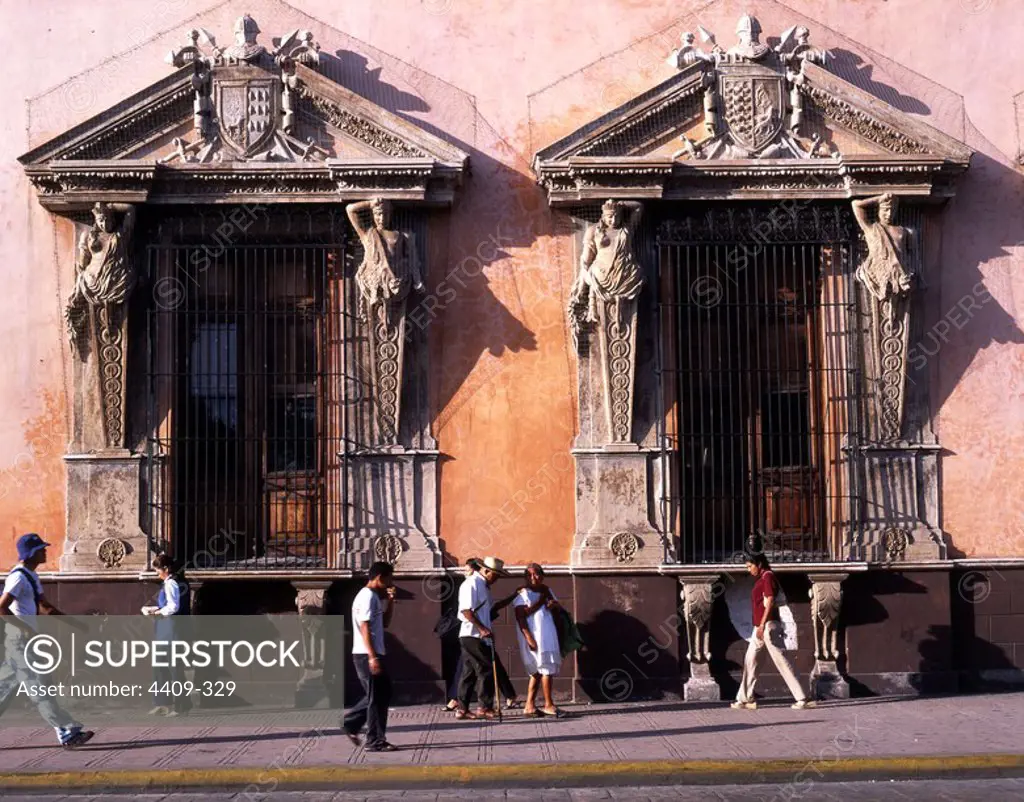 Mexico.Yucatan.Mérida.Casa Montejo.Colonial siglo XVI.Ventanas de la fachada.