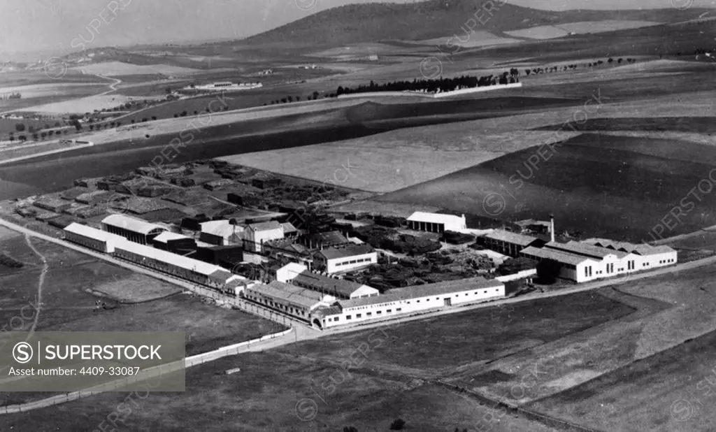 Vista aérea de las instalaciones industriales de "Corchera extremeña, S.A." en Mérida (Badajoz). Fotografía de 1940.