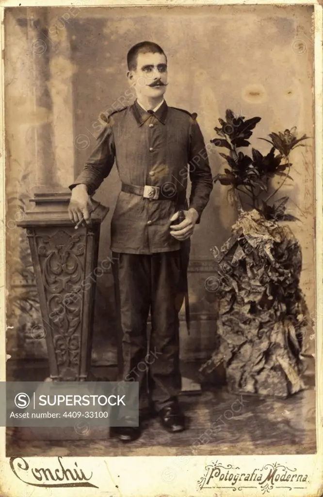 Soldado expedicionario del ejército español en Filipinas en 1896. Fotografía hecha en Cavite (Filipinas).