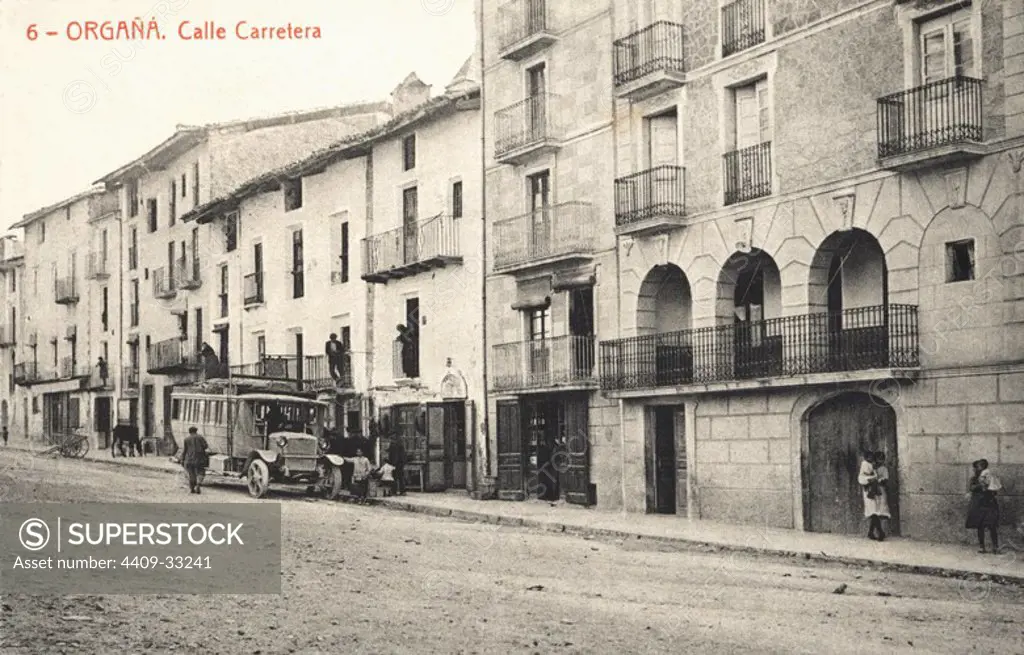 Organyà (Lleida). Parada de autobuses en la carretera. Año 1912.
