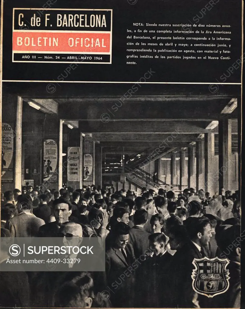 Portada del Boletín Oficial del Club de Fútbol Barcelona, nº 24 de Abril-Mayo de 1964. Fotografía de un grupo de aficionados a la entrada del Camp Nou.
