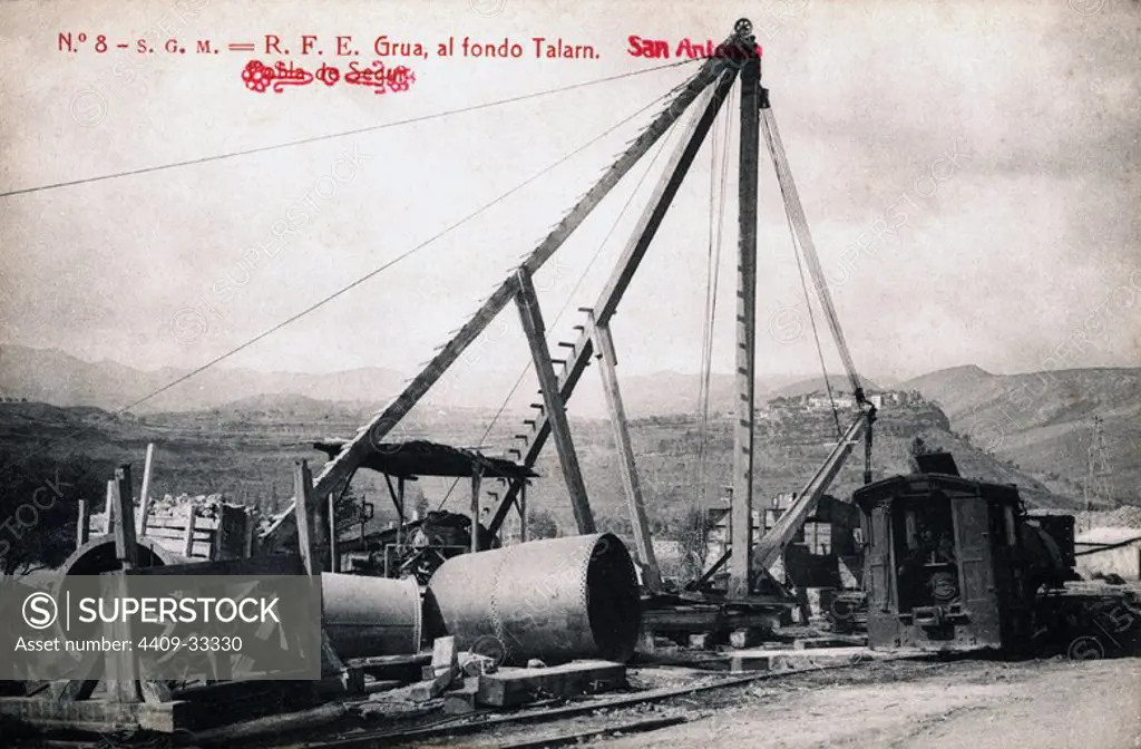 Grua utilizada para la construcción del ferrocarril en la Pobla de Segur, cerca deTalarn (Lleida). Año 1925.