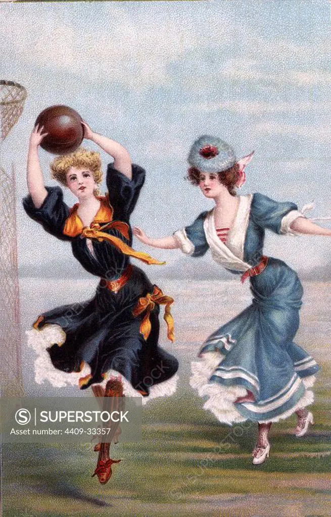 Tarjeta postal. Una pareja de jóvenes adolescentes tratando de encestar una pelota junto a una playa. Año 1905.