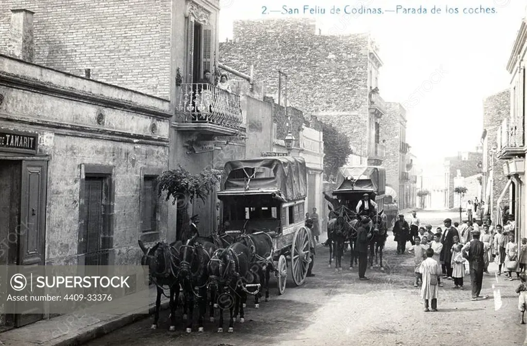 Tarjeta postal. Parada de coches en Sant Feliu de Codines para el transporte de viajeros. Años 1906.