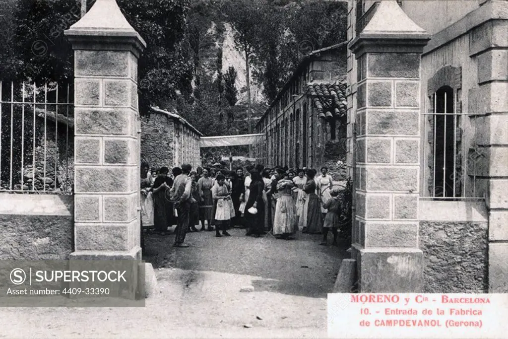Tarjeta postal. Entrada de la fábrica de tejidos mecánicos Moreno y Cia. en Campdevanol. Años 1920.