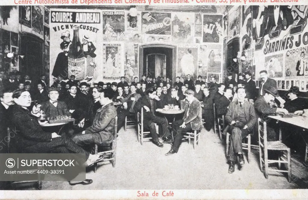 Tarjeta postal. Aspecto de la sala del café del Centro Autonomista de Dependientes del Comercio y la Industria de Barcelona. Años 1915.