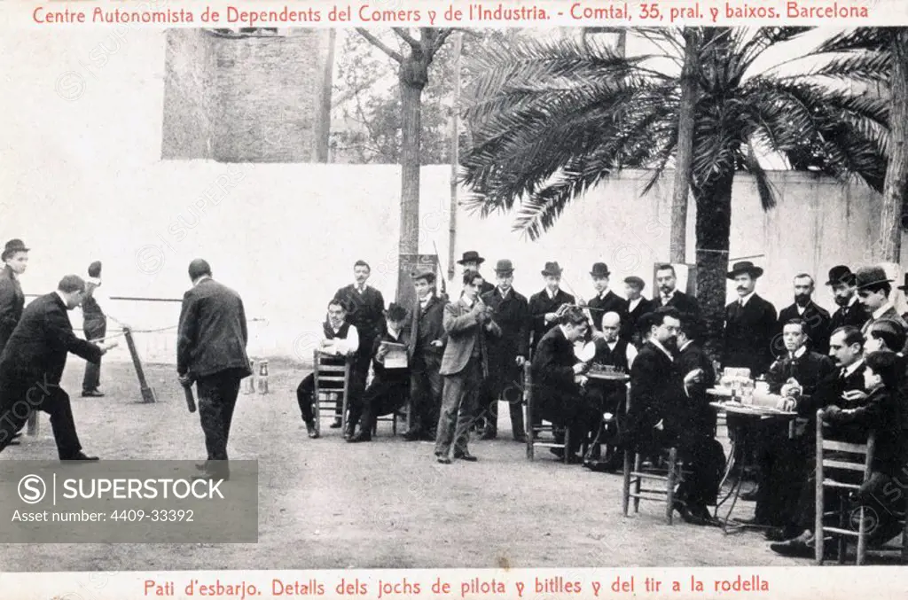 Tarjeta postal. Aspecto del patio de juegos del Centro Autonomista de Dependientes del Comercio y la Industria de Barcelona. Años 1915.