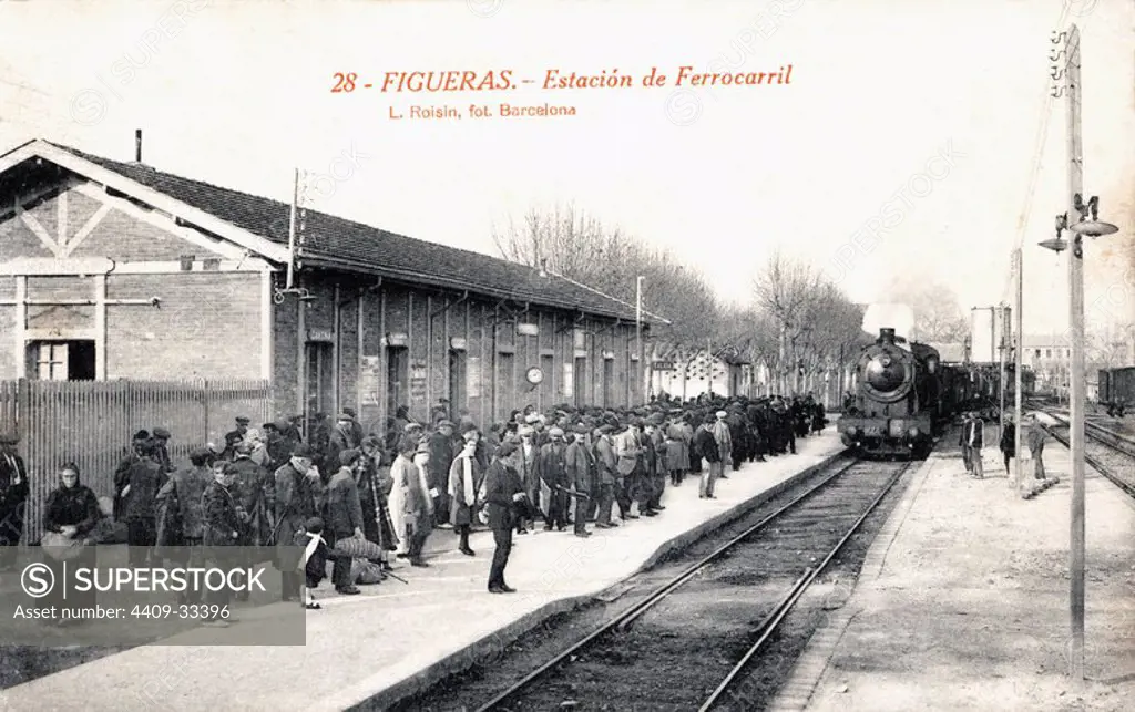 Tarjeta postal. Tren haciendo su entrada en la estación de ferrocarril de Figueres (Girona), hacia 1915.