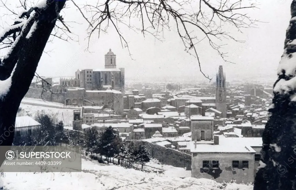 Tarjeta postal. Aspecto de la ciudad de Girona cubierta de nieve, febrero 1926.