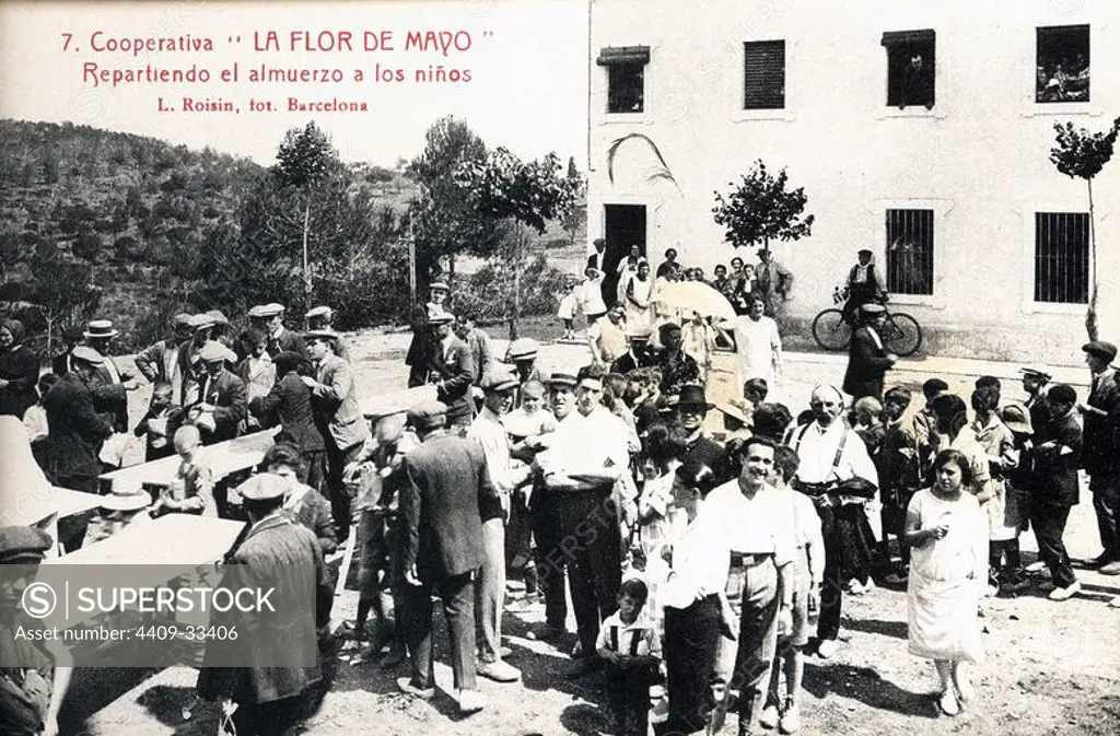 Tarjeta postal. Cooperativa La Flor de Mayo en Cerdanyola (Barcelona). Repartiendo el almuerzo a los niños. Años 1920.