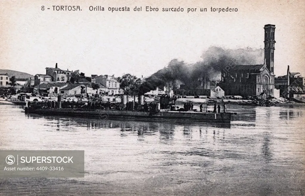 Tarjeta postal. Tortosa. Un torpedero surcando el río Ebro frente a Tortosa. Años 1920.