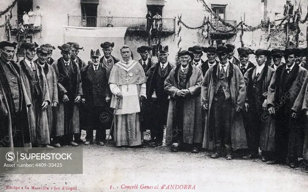 Tarjeta postal. El Consejo General de Andorra presidido por el obispo de la Seu d'Urgell, co-príncipe. Año 1915.