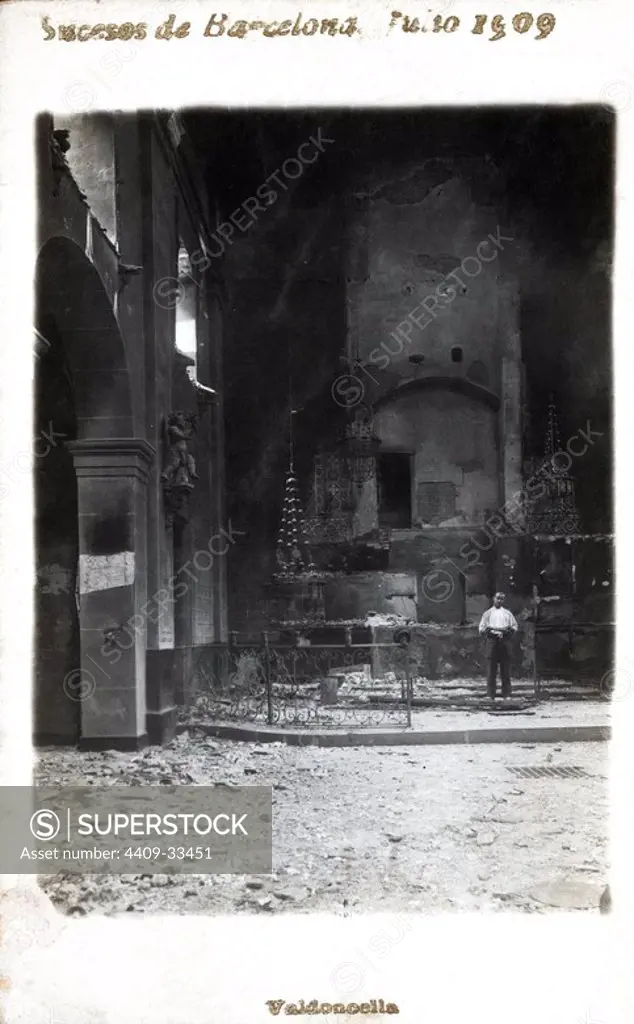 Interior de la iglesia de la calle Valldoncella, quemada y destruida durante los sucesos de la Semana trágica de Barcelona, julio de 1909.