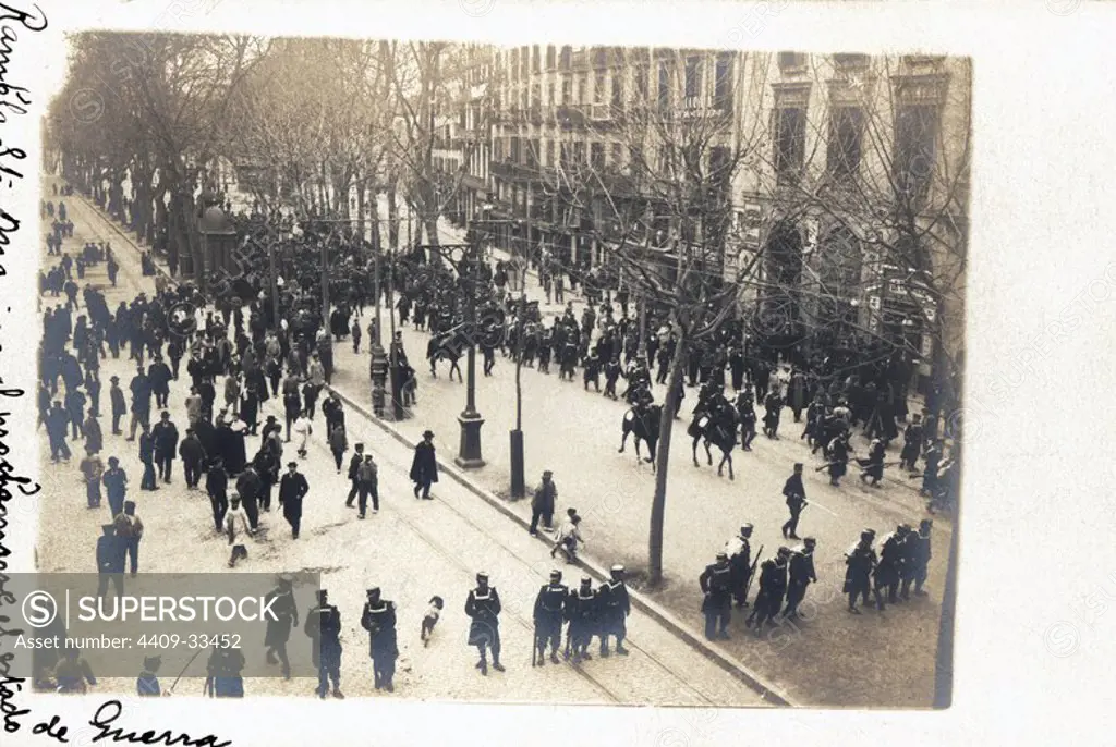 Rambla de Santa Mónica con las tropas del ejército desplegadas durante la proclamación del estado de guerra por los sucesos de la Semana Trágica de Barcelona. Julio de 1909.