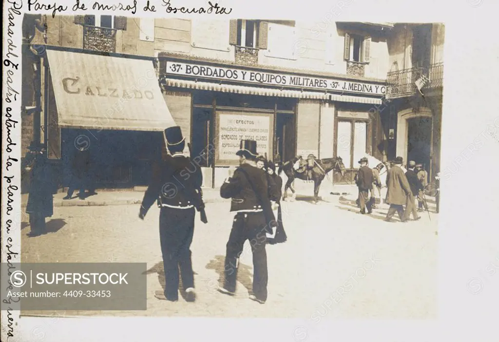 Pareja de "mossos d'esquadra" en la plaza del Teatro de Barcelona, durante el estado de guerra proclamado por los sucesos de la semana trágica. Julio de 1909.